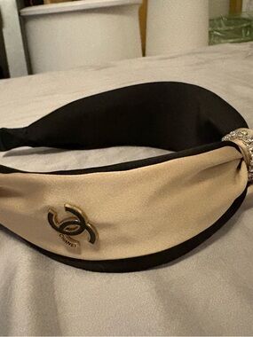 Charm Two-Tone Padded Satin Headband in Beige and Black with Gold Emblem